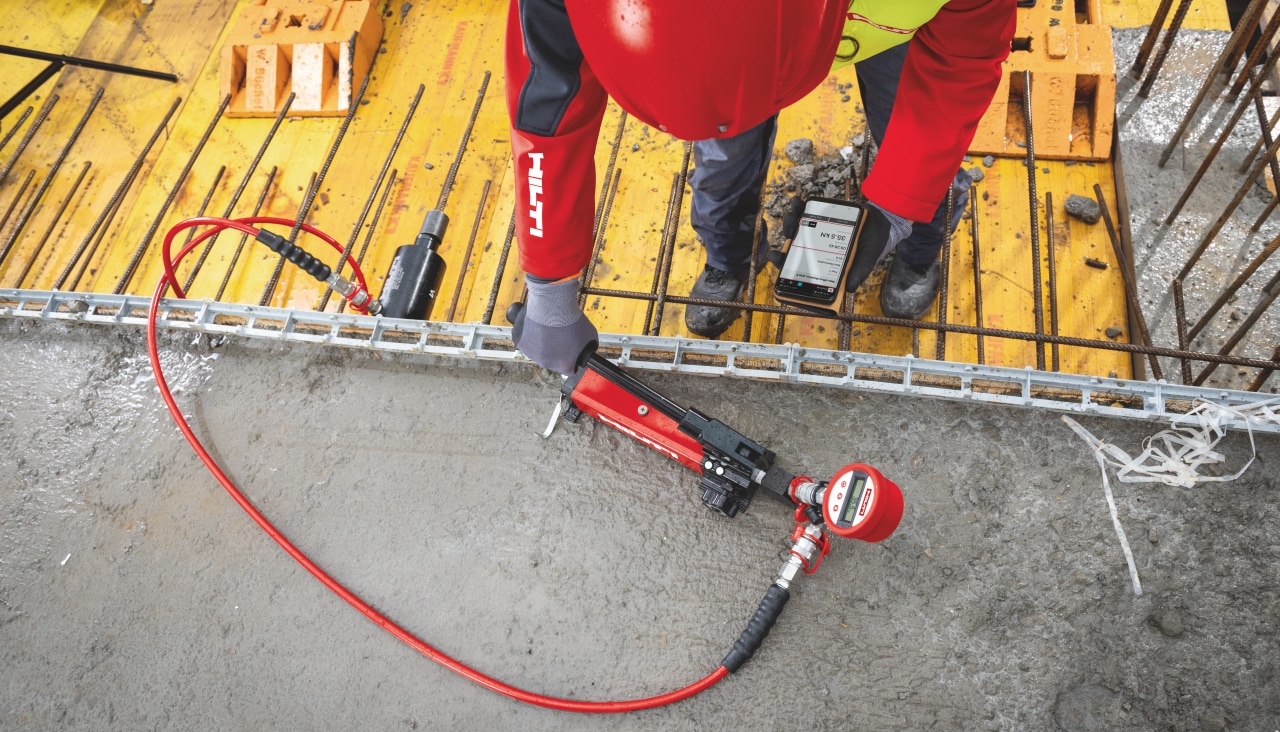 使用數(shù)字化 HAT 180 錨固測試儀進行現(xiàn)場鋼筋測試